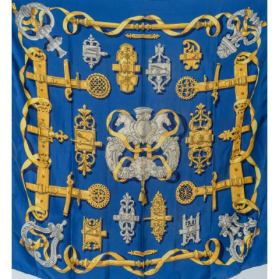 HERM&Egrave;S. Pa&ntilde;uelo de seda modelo &laquo;Ferronnerie&raquo; en tonalidades azules y amarillas.  