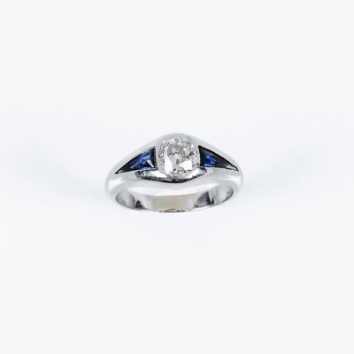 Anillo solitario vintage en s&oacute;lida montura de platino con un limpio y blanco diamante natural 
