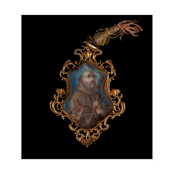 Gran medallón Relicario tipo Portapelo Milanés de gran grosor en vitela pintada a mano a ambas caras y montado en filigrana de oro de 20k de gran pureza, trabajo del Norte de Italia, siglo XVII. 