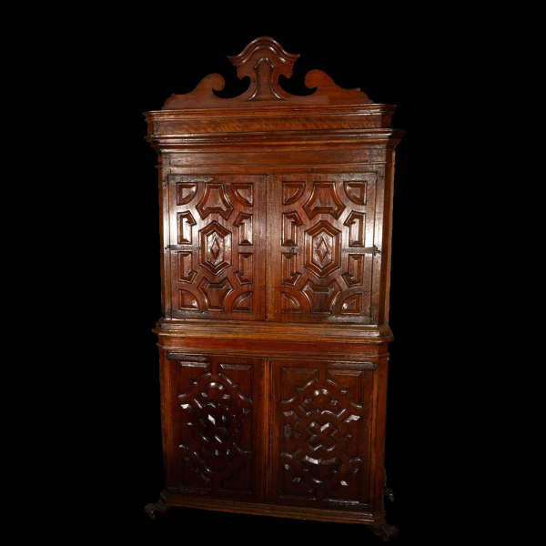 Mueble de dos cuerpos en madera de nogal. Escuela Espa&ntilde;ola. Siglo XVIII.