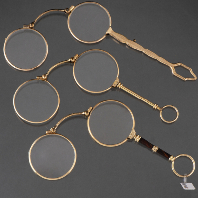 Conjunto de tres anteojos desplegables en metal dorado de finales del siglo XIX -XX