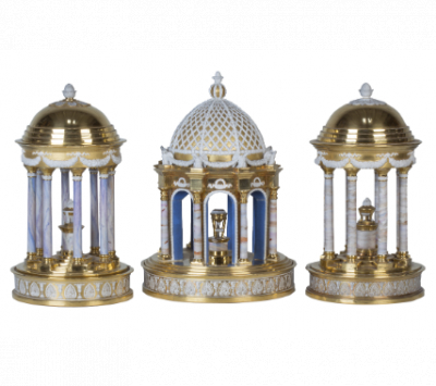 Juego de tres templetes de porcelana esmaltada y dorada y biscuit. Darte Freres, París, h. 1820-30.