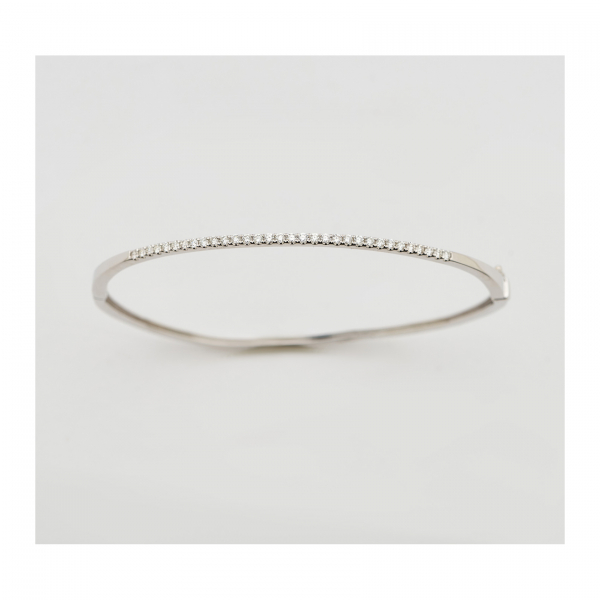 Pulsera esclava en oro blanco con frente de diamantes talla brillante engastados en garras.