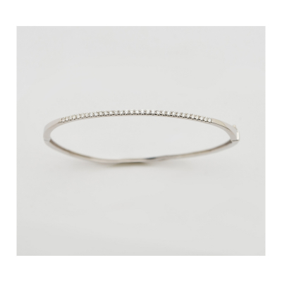 Pulsera esclava en oro blanco con frente de diamantes talla brillante engastados en garras.