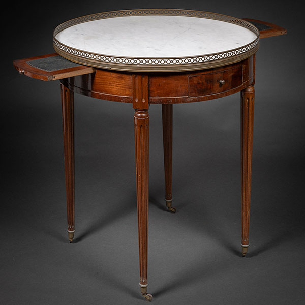 Gueridón francés estilo Luís XV en madera de nogal del siglo XIX.