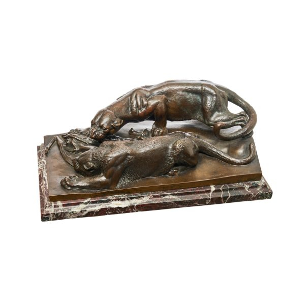 Julius Heinrich Haehnel (Alemania, 1823-1909)  Panteras.  Escultura en bronce patinado sobre peana en m&aacute;rmol rojo veteado. Firmada.