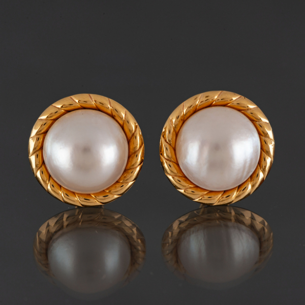 Pendientes de perlas montados en oro amarillo de 18 kt.