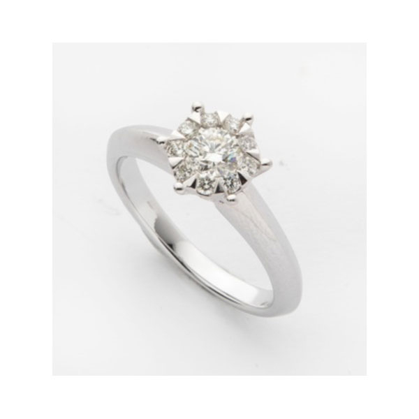 Solitario en oro blanco con diamante talla brillante central y orla de 12 diamantes talla brillante con un peso total de 0,50.