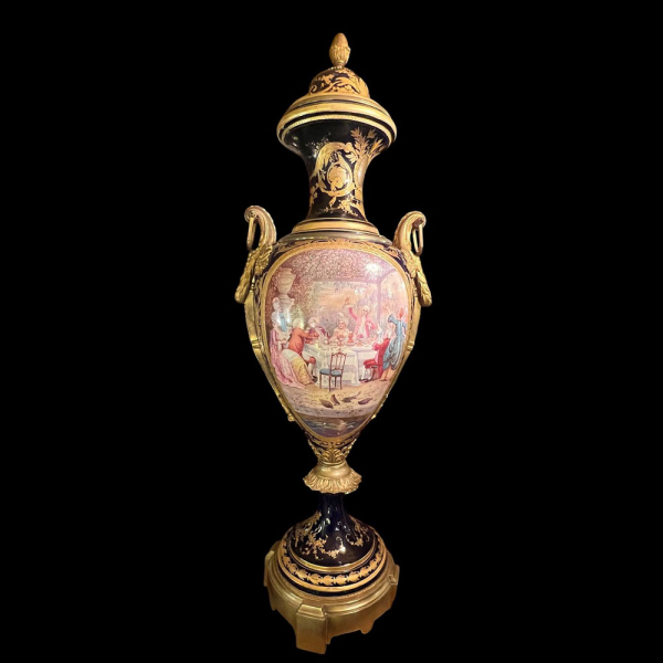 Monumental Jarrón Rotatorio de Sèvres: Arte y Sofisticación en la Francia del Siglo XIX. Porcelana de Sèvres con monturas de bronce dorado y pintura esmaltada.