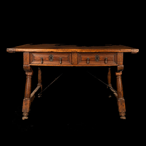 Mesa frailera de cuatro cajones, Escuela Española, Siglo XVII.   Madera de nogal tallada