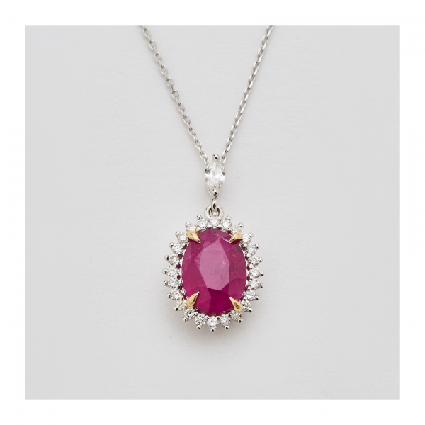 Colgante rosetón en oro blanco con rubí de Myanmar (Burma) talla oval orlado por diamantes talla brillante y coronado por diamante talla marquise engastados en garras.