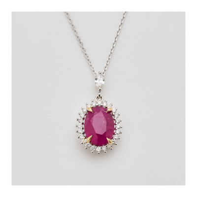 Colgante rosetón en oro blanco con rubí de Myanmar (Burma) talla oval orlado por diamantes talla brillante y coronado por diamante talla marquise engastados en garras.