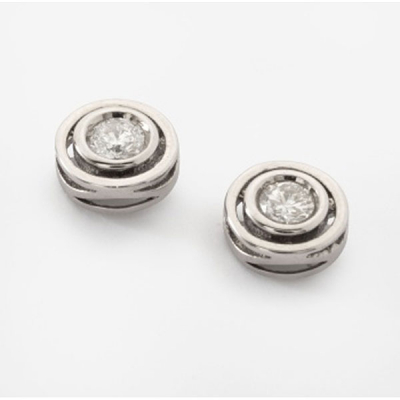 Pendientes chatón en oro blanco con 2 diamantes talla brillante central  con un peso total de 0,60 cts. aprox.