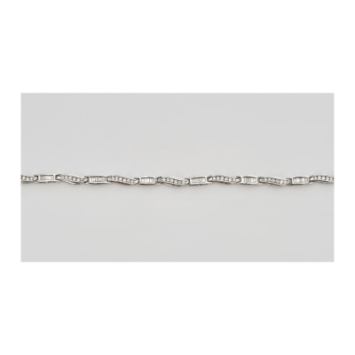 Pulsera en oro blanco con eslabones alternados de diamantes tallas brillante y trapecio engastados en carril.