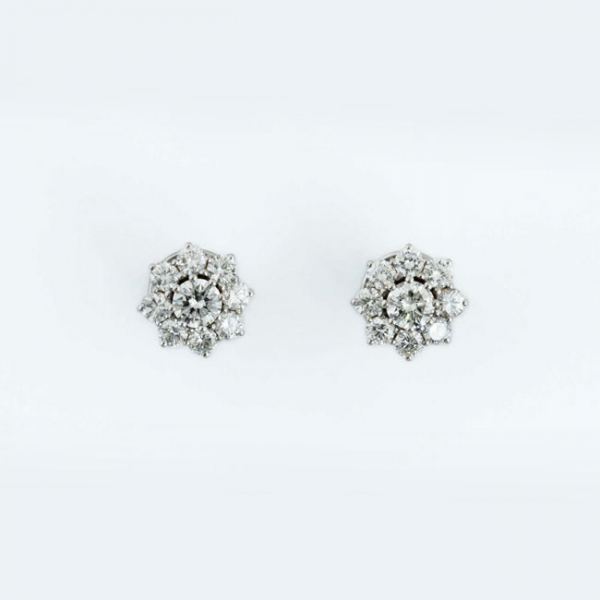 Elegantes pendientes vintage en oro blanco con rosetón de excepcionalmente limpios y blancos diamantes, talla brillante