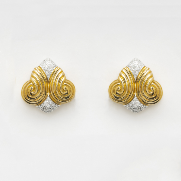 VASARI. Pendientes dise&ntilde;o gallonado en oro bicolor con motivos geom&eacute;tricos de diamantes talla brillante en ambos extremos.