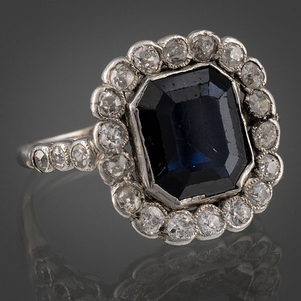 Anillo en oro blanco de 18kt con zafiro sintético y brillantes.