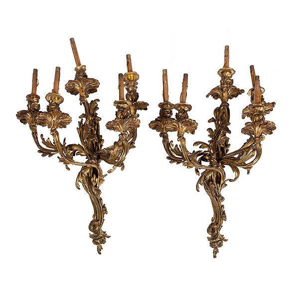 Pareja de apliques franceses de cinco luces de bronce estilo Luis XV, S.XIX