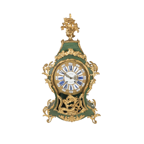 Reloj de sobremesa Napole&oacute;n III de la manufactura Houss&eacute; A. Amiens en madera lacada en verde y aplicaciones, remates, patas y copete en bronce dorado, primera mitad del s.XIX. 