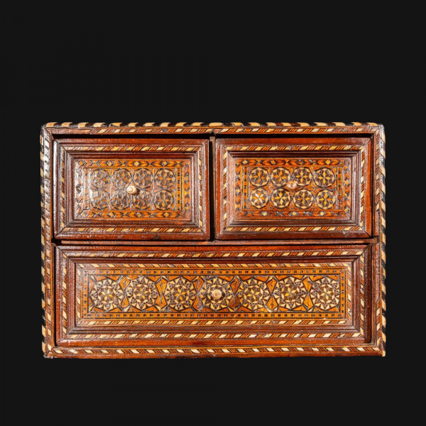 Pequeño bargueño Hispano Morisco con taracea geométrica, Granada siglo XVI-XVII.