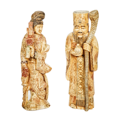 Pareja de figuras chinas en hueso entintado y policromado con representación de geisha y sabio, fles. del s.XX.
