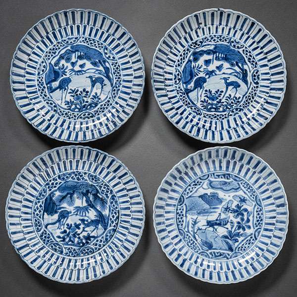 Conjunto de cuatro platos en porcelana china azul y blanca época Kangxi del siglo XVIII