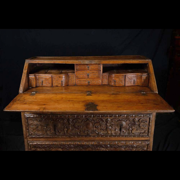 Excepcional Escritorio Canterano Plateresco, escuela Renacentista española del siglo XVI.   En madera de Nogal 