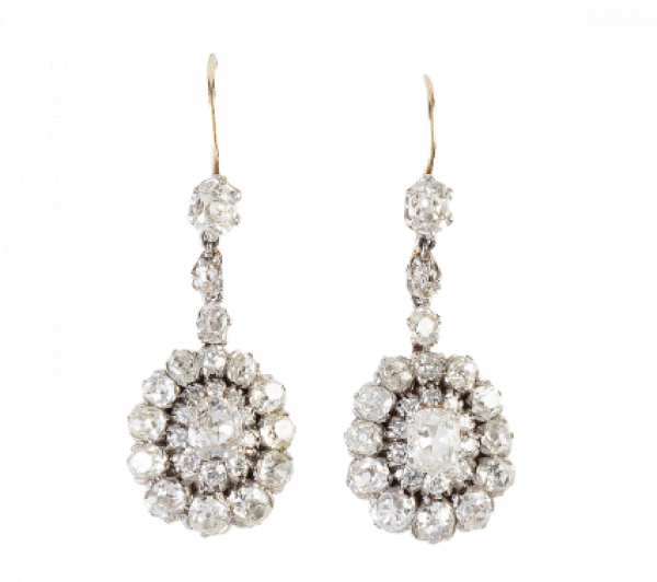 Pendientes largos de pp. S. XX con rosetón oval de brillantes de talla antigua en dos orlas de tamaño creciente hacia la base.