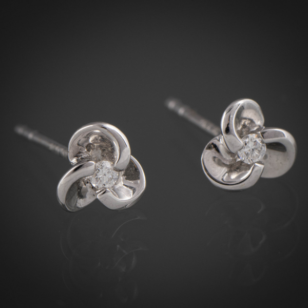 Pareja de pendientes en oro blanco de 18kt con brillante.