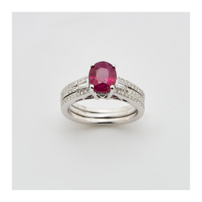 Dos sortijas adaptables en oro blanco, una con rubí de Burma talla oval y otra diseño media alianza, ambas con diamantes talla brillante.