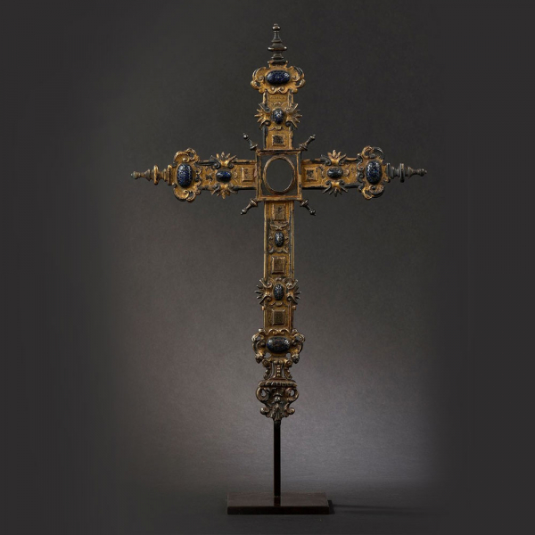 Cruz relicario flordelisada, España siglo XVII. 