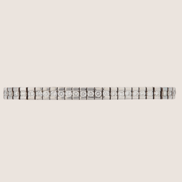 Pulsera rivi&egrave;re en oro blanco con diamantes talla brillante engastados en barras.  