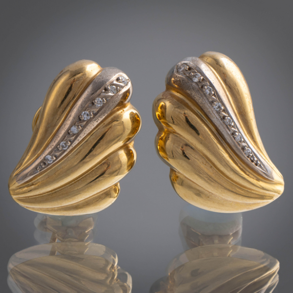 Pareja de pendientes en forma de venera en oro amarillo y oro blanco de 18kt con orla de brillantes.