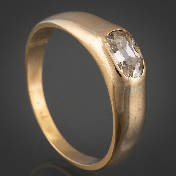 Anillo en oro amarillo de 18kt con diamante central talla esmeralda.