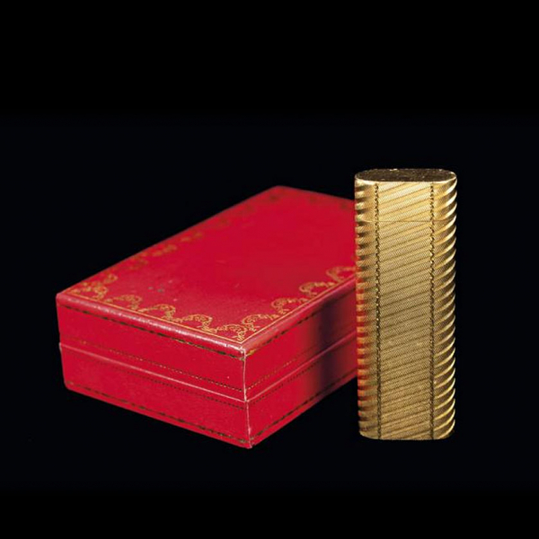 Encendedor de bolsillo CARTIER "Must", en plaqué de oro amarillo con estuche y garantía. 