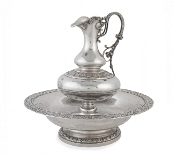 Aguamanil de plata con iniciales CL grabadas bajo corona ducal. Con marcas, ley 950.  Francia, segunda mitad del S. XIX. 