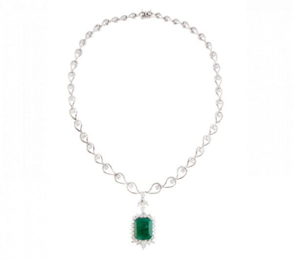 Collar con centro de esmeralda talla esmeralda de 7 ct aprox orlada de brillantes.  En oro blanco de 18K.