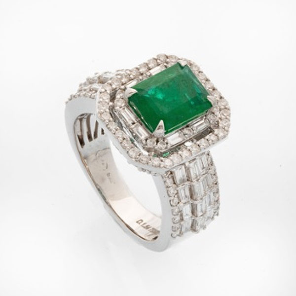 Sortija en oro blanco con esmeralda central, orla de diamantes talla brillante y orla de diamantes talla baguette