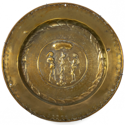 Plato limosnero en latón dorado. Trabajo Alemán , nuremberg del siglo XVI