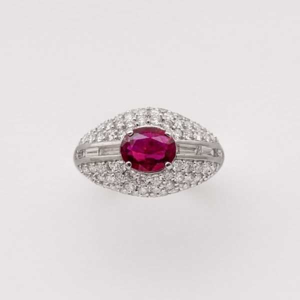 Sortija dise&ntilde;o bomb&eacute; en oro blanco con rub&iacute; de Tailandia (Siam) talla oval custodiado por bandas de diamantes 