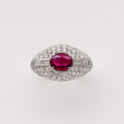 Sortija dise&ntilde;o bomb&eacute; en oro blanco con rub&iacute; de Tailandia (Siam) talla oval custodiado por bandas de diamantes 