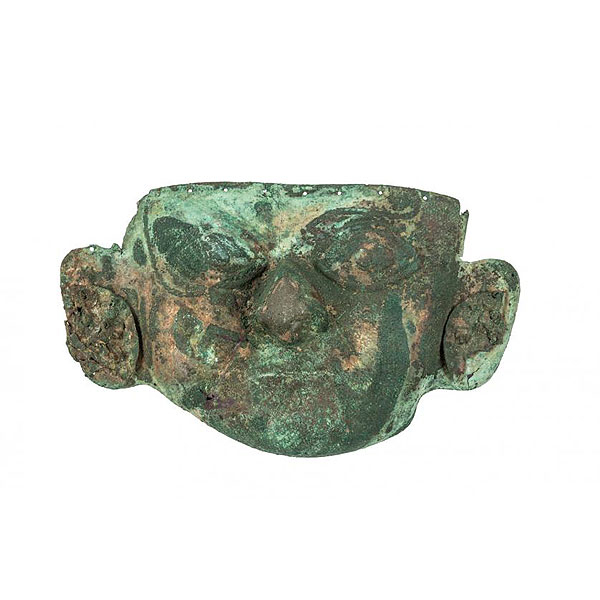 Máscara funeraria realizada en cobre. Cultura Moche, Perú. S. IX - XI d. C.