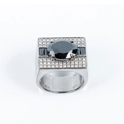 Sortija en sólida montura de oro blanco de la firma SUAREZ, colección &#039;ELITE by You&#039; nº 2. Diseño rectangular sobre pavé de brillantes con centro de hematite oval, en garras, y banda en baguette de piedras negras.