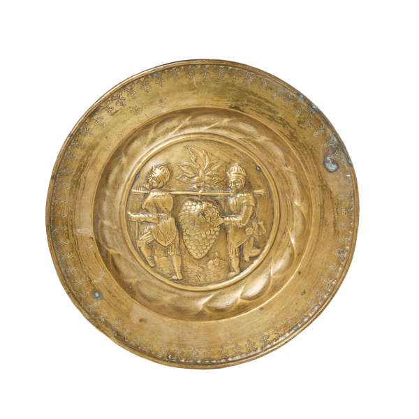 Plato petitorio de limosna en latón repujado con decoración Núremberg, Alemania, fles. del s.XV-ppios. del s.XVI.