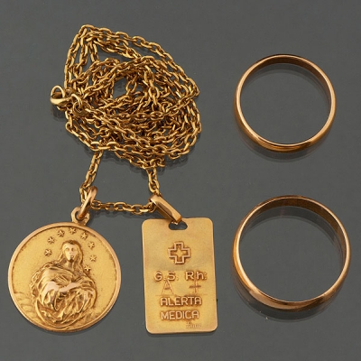 Miscelánea de cadena con medalla dos alianzas en oro amarillo de 18 kt.