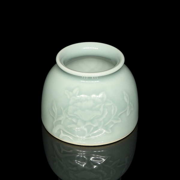 Recipiente de porcelana celadón &quot;Peonía&quot;, dinastía Qing, con sello Yongzheng. 