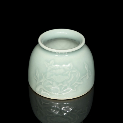 Recipiente de porcelana celadón &quot;Peonía&quot;, dinastía Qing, con sello Yongzheng. 
