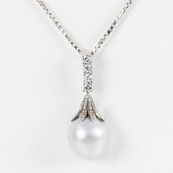 Cadena veneciana en plata de ley con un gran colgante en s&oacute;lida montura de oro blanco 18 K, con una bella perla australiana 