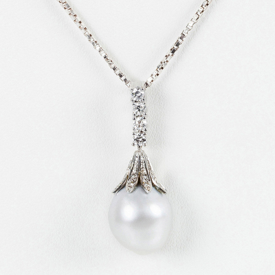 Cadena veneciana en plata de ley con un gran colgante en s&oacute;lida montura de oro blanco 18 K, con una bella perla australiana 