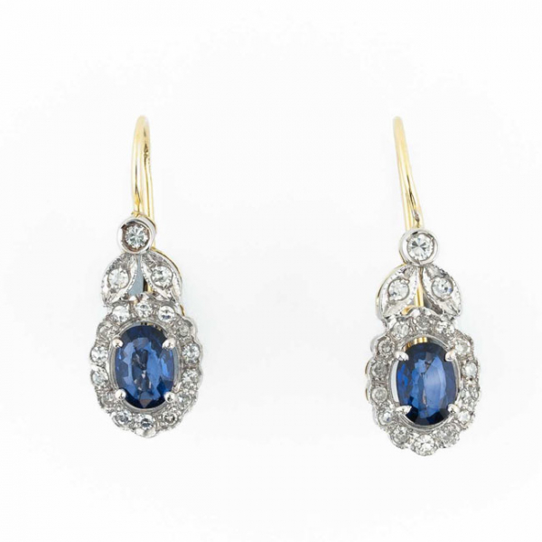 Bonitos pendientes zarcillo largos, vintage, en oro amarillo, con motivo colgante con centro de zafiro fino azul, talla oval, orla y hojitas superiores de limpios y blancos diamantes 